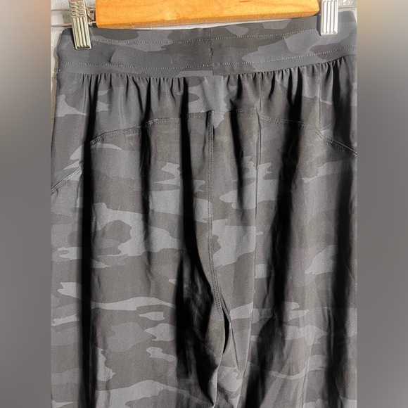 Sweaty Betty [Small Explorer Trouser in Black Tonal Camo‎.  Size 2 - Picture 7 of 10
